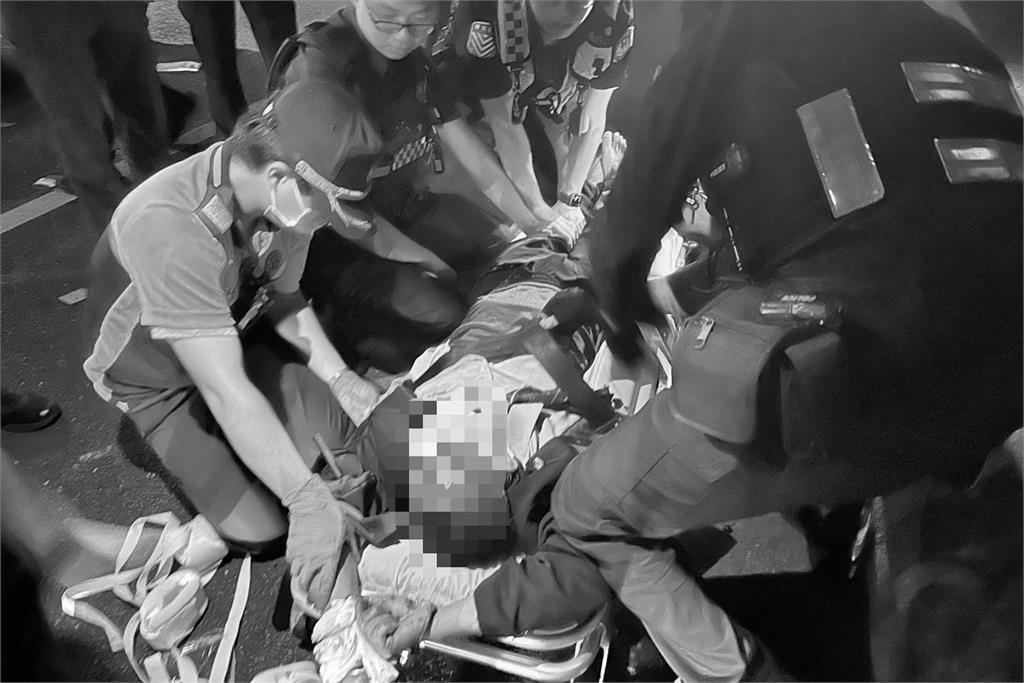 快新聞/扯!新竹1醉男「酒後發瘋搶救護車」開上國道 警消攔截壓制送醫