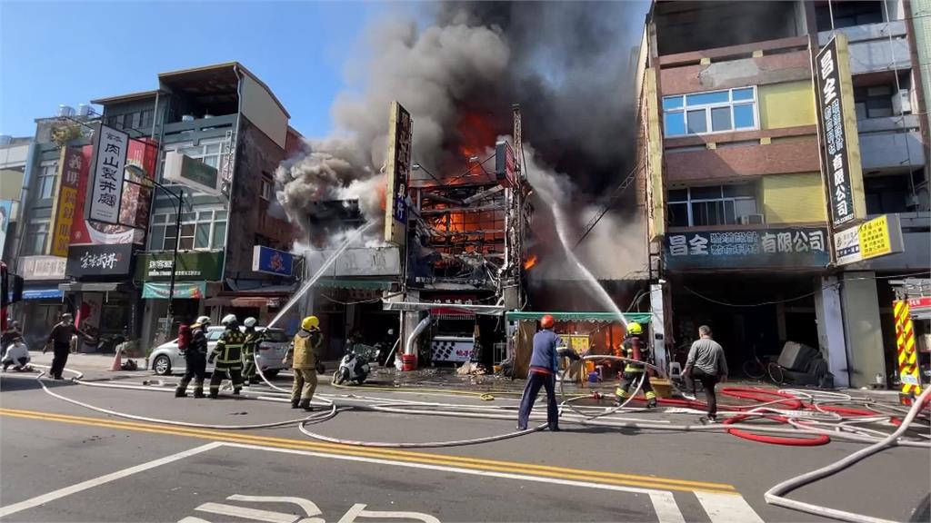 草屯鬧區早餐店惡火延燒4店面　居民睡一半驚醒「穿內褲逃生」