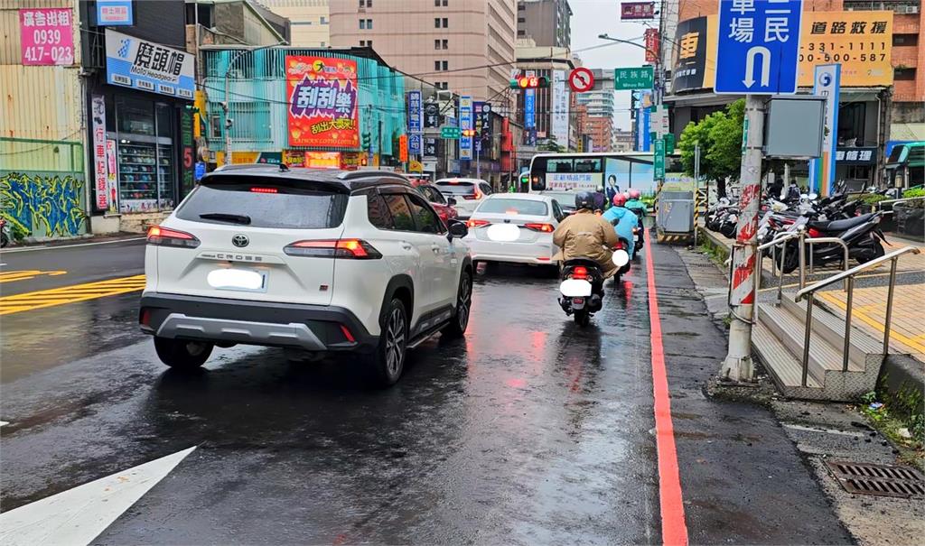 桃園地方媽媽 ?扯! 左手抱嬰兒 右手催油門
