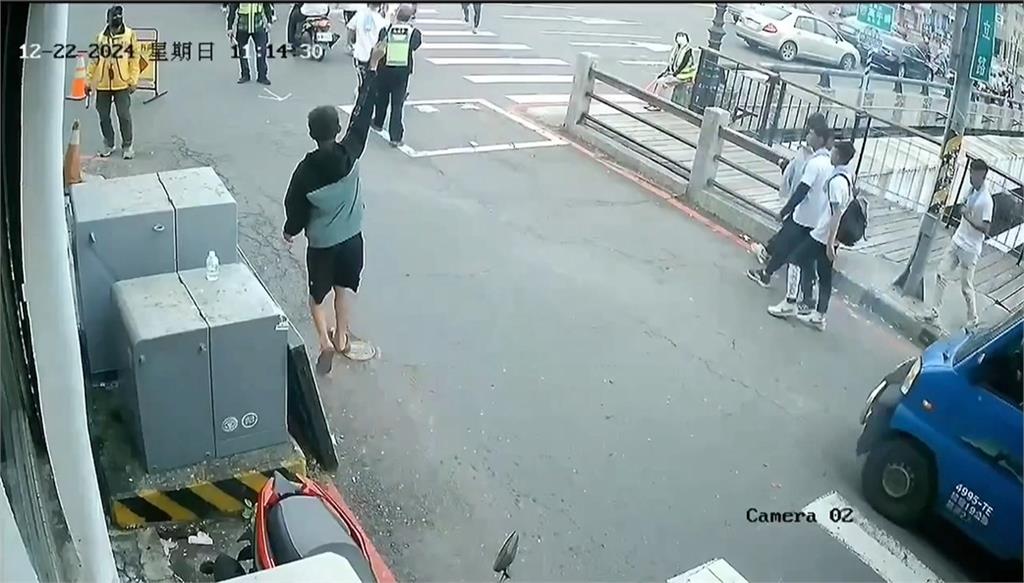 屏東遶境醉漢放炮滋事　警制止被揪住衣領不放