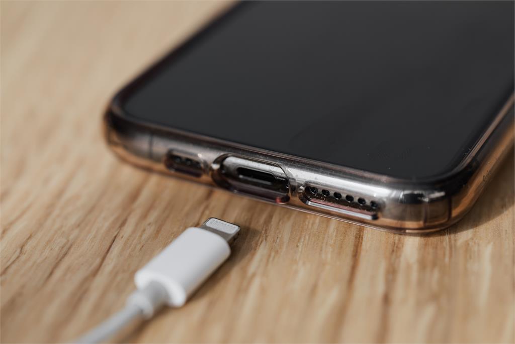 iPhone用2年「電池維持100％」！他公開「4習慣」萬人錯愕：平常都做錯