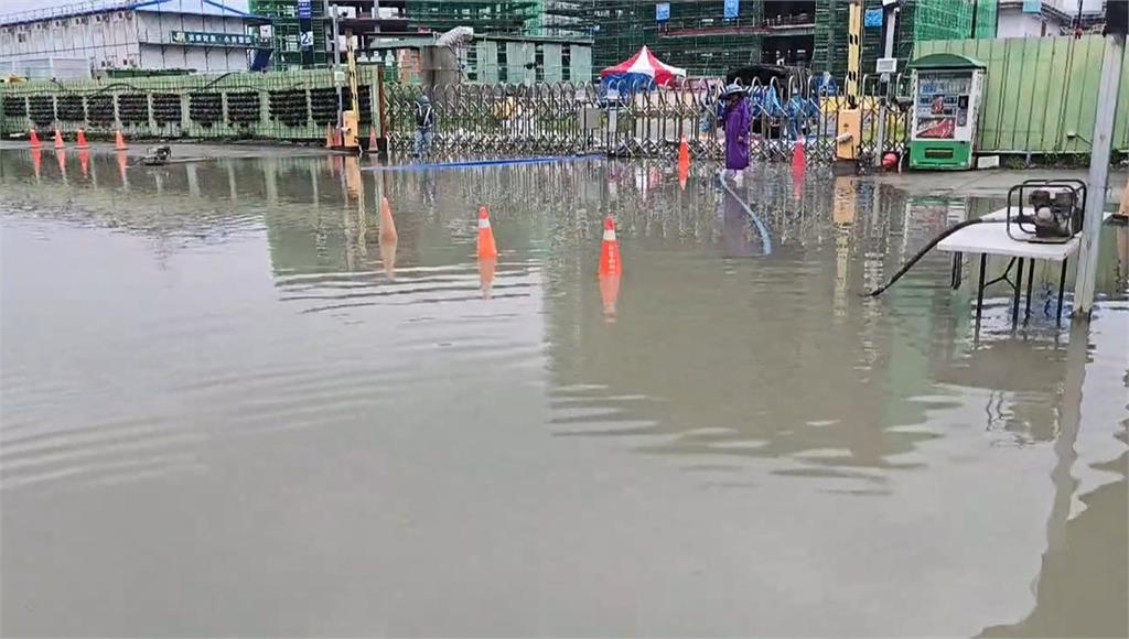 豪雨炸高雄！永安興達電廠變水樂園　民眾開車像開船
