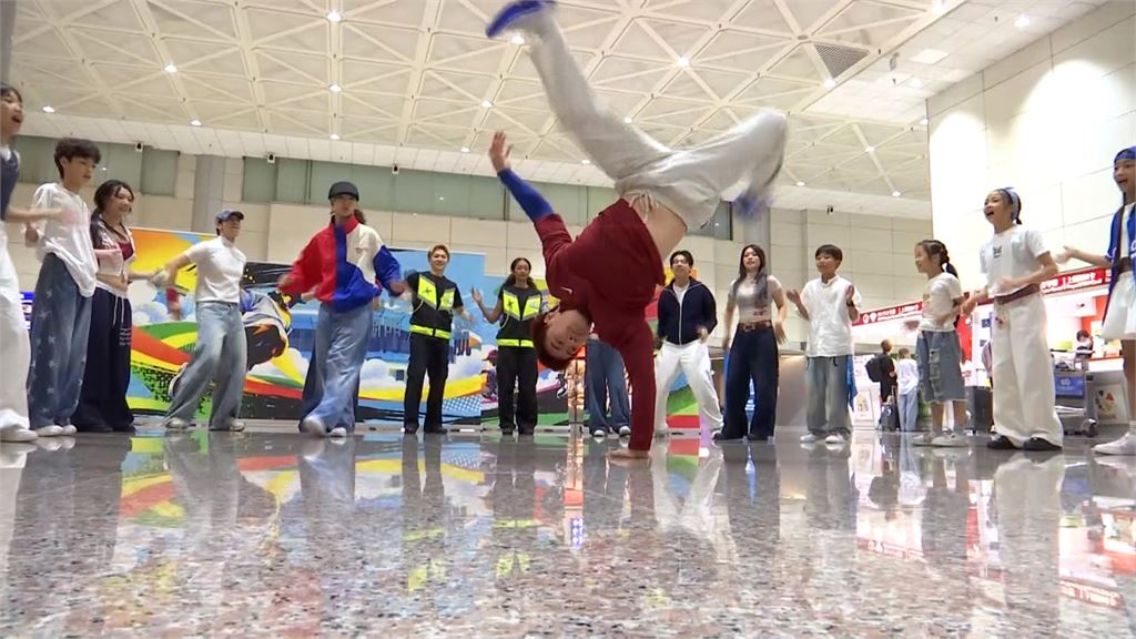 國慶快閃迎客！　桃機溫馨傳遞「歡迎回家、雙十快樂」祝福