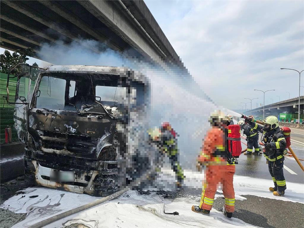 快新聞/嚇!國1北上三重段「油罐車起火」 現場塞爆回堵6公里