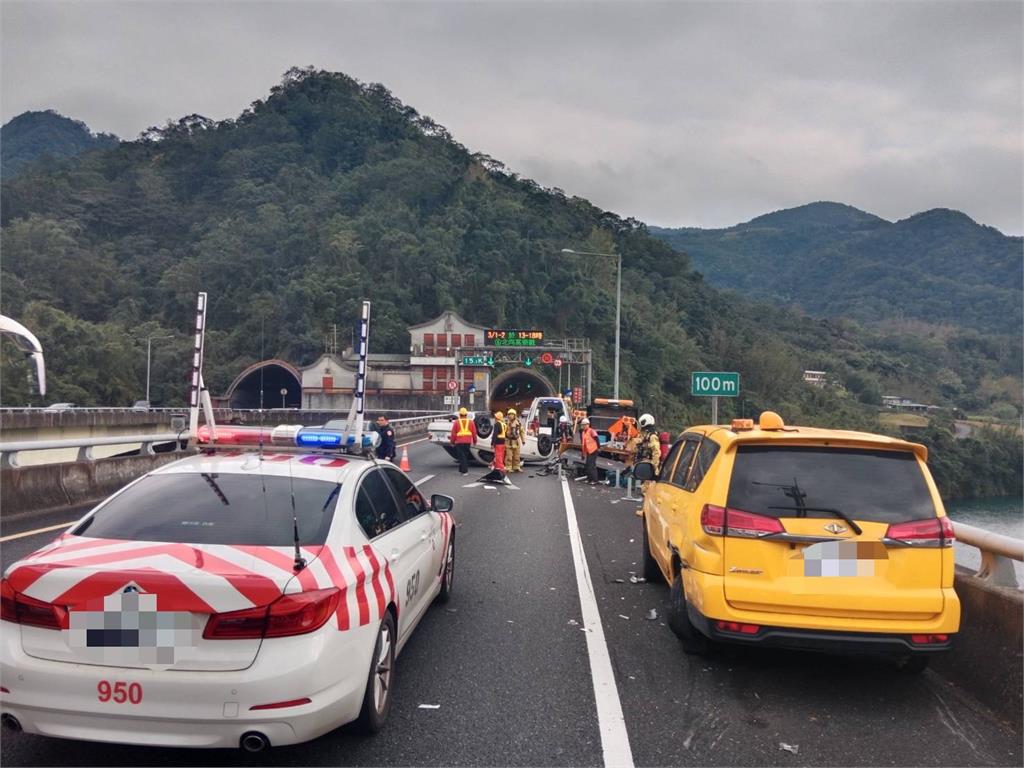 快新聞/國5南向15公里處車禍!男疑恍神撞上工程車 BMW烏龜翻畫面曝