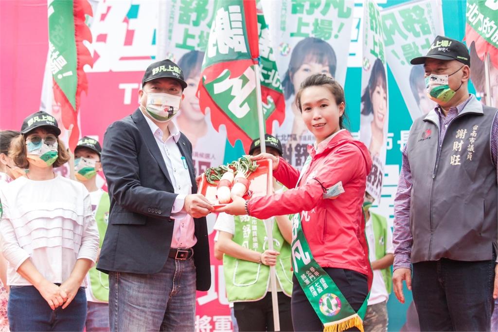 民進黨台南新女力謝舒凡登場 黃偉哲授旗大讚:大北門優秀人才