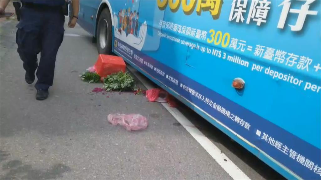 公車起步被撞倒！婦人慘捲車底奇蹟保命