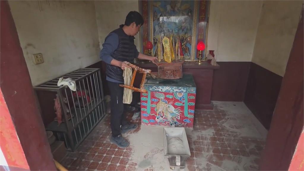 挑釁神明? 嘉義男連闖廟宇搞破壞.毀路邊車輛