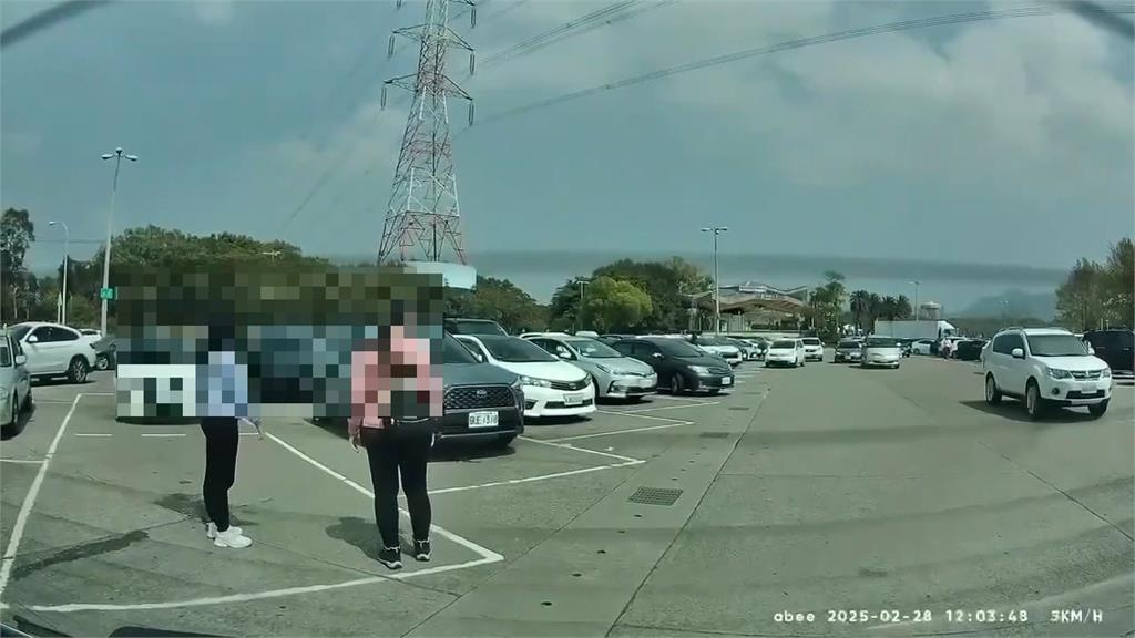 又是人肉占車位! 母女肉身擋車還拍車嗆:等很久