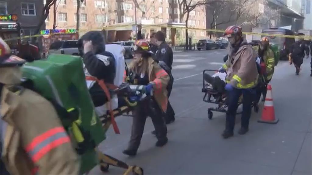 險!紐約摩天大樓吊籃故障 清潔玻璃工人受困78樓外牆