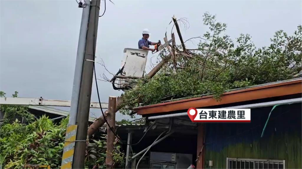「小犬」強風肆虐台東大武村活動中心　鐵皮屋頂被吹掀了