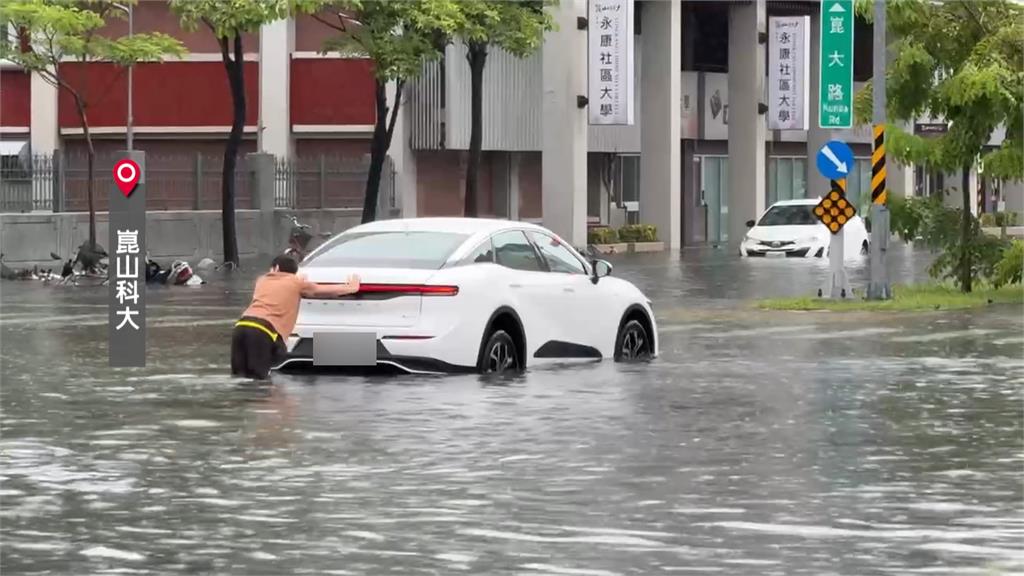 台南永康「3天雨狂下830毫米」　洗衣籃、水塔路上漂