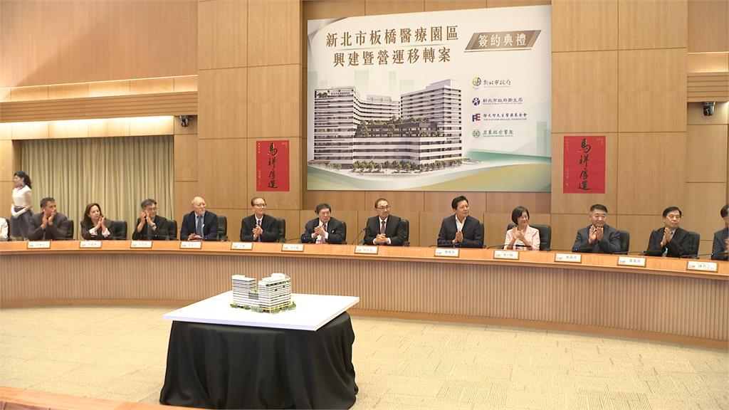睽違1年多露面！徐旭東「坐輪椅」現身簽約儀式　弟弟.女兒.兒子都陪在身邊