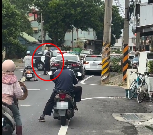 警匪圍捕！男子催油門撞警車突圍逃逸　警連開１４槍壓制