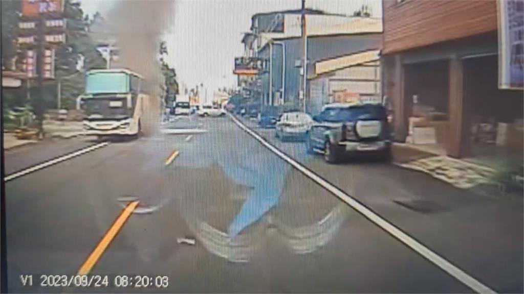 遊覽車車尾不明原因起火 路人緊急通知司機救了車上40人