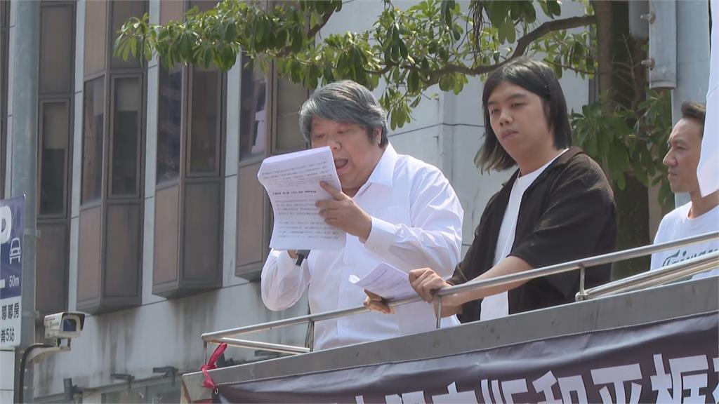 快新聞/衝突畫面曝光!經民連怒批國民黨淪中共小弟 藍青年軍叫囂比倒讚