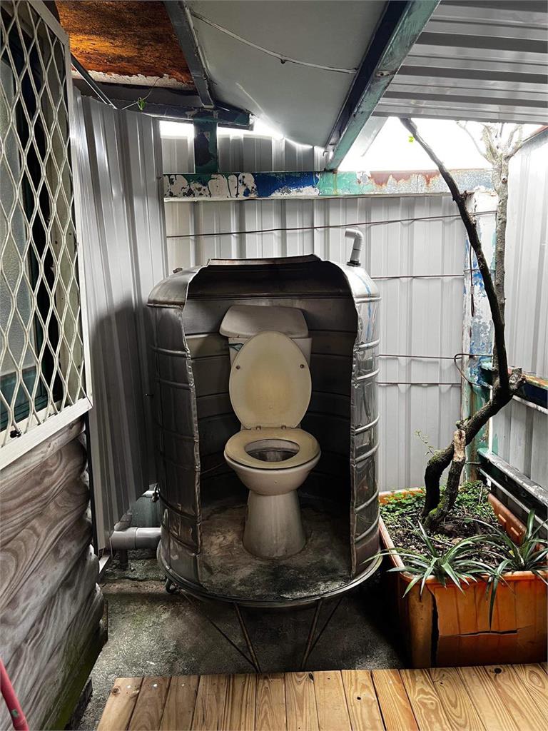 他見頂加「半開放式馬桶」租意全消！超扯配備曝讓網笑翻：時空隧道？