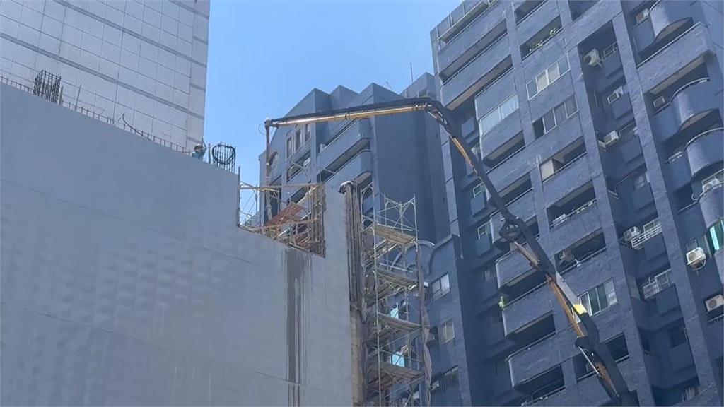 高雄工地危險意外！頂樓施工突爆漿「水泥傾瀉而下」　勒令業者停工