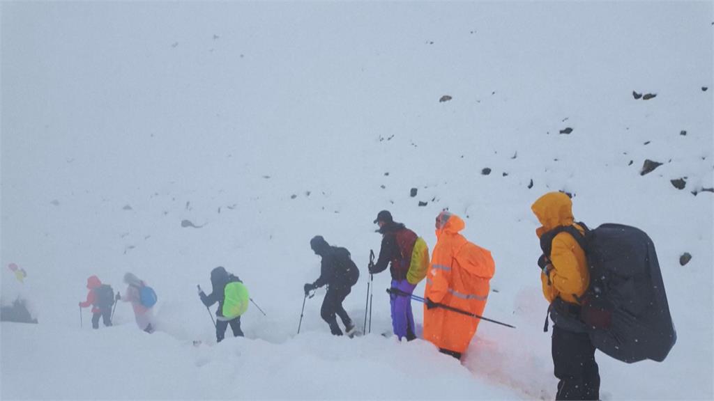 聖母峰暴雪傳上千人受困 村落通訊中斷增救援難度