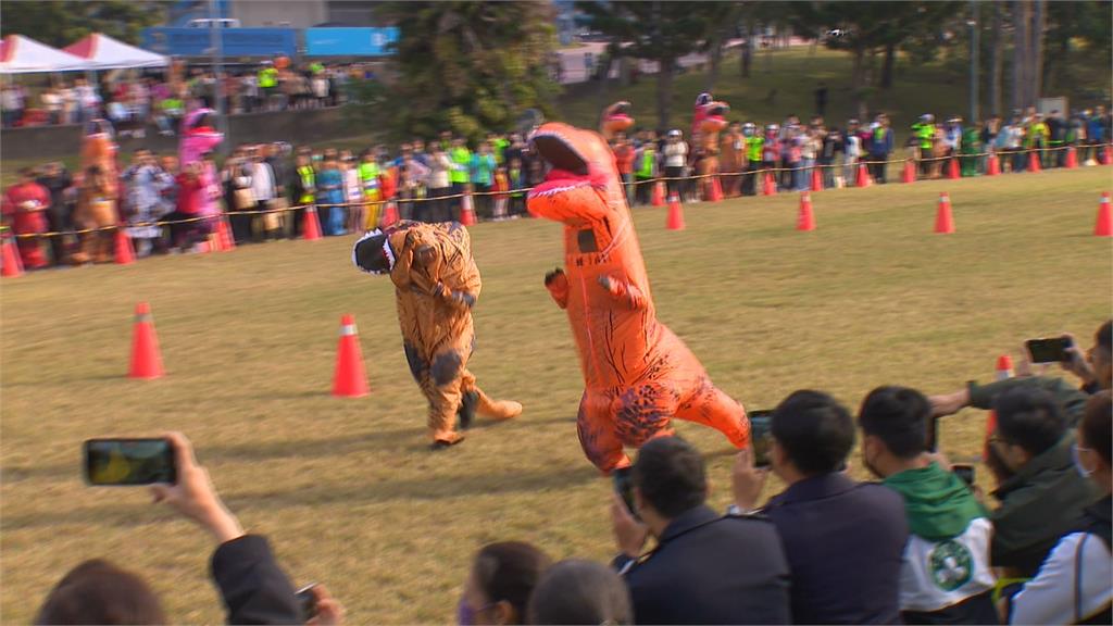 高雄馬拉松提前暖身！　陳其邁、許智傑「恐龍裝」逗趣較勁