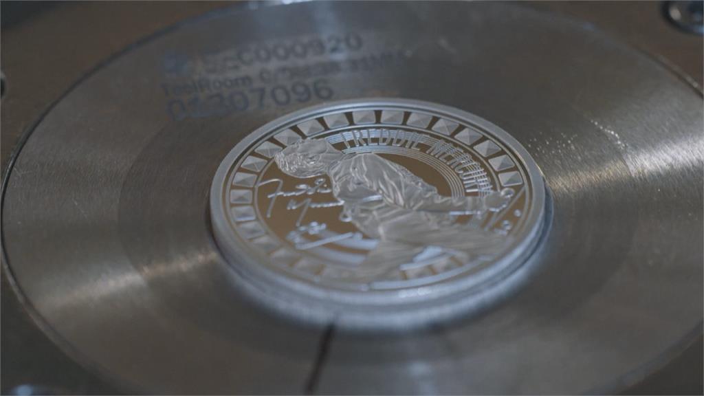 向皇后已故主唱致敬! 英國皇家重磅推「標誌性舞台」紀念幣