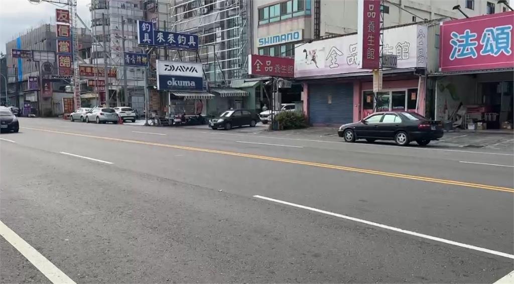 尷尬!路邊吵架砸安全帽「丟到路車」 憤怒醉男秒變臉低聲致歉