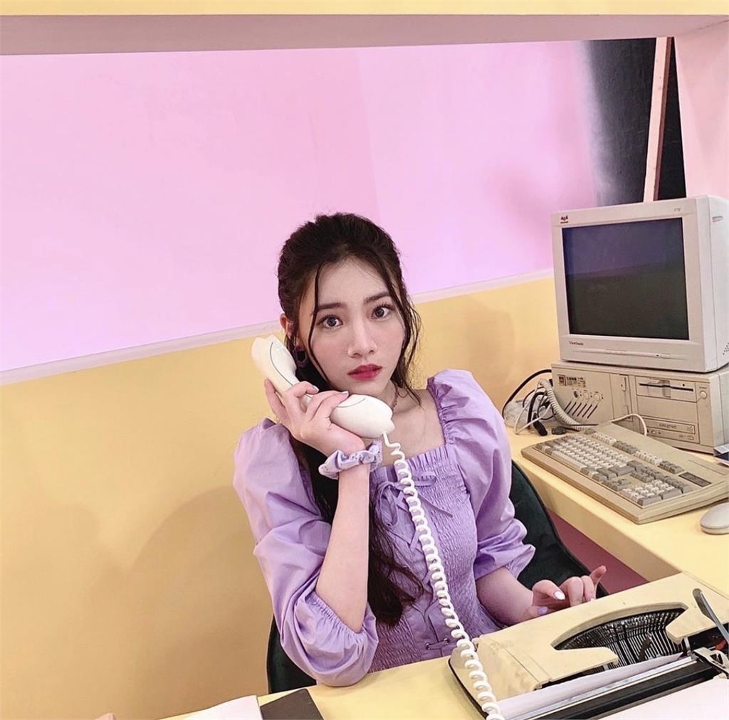 李㼈17歲女兒「萌坐辦公室打電話」上班族造型網瘋：想當同事！