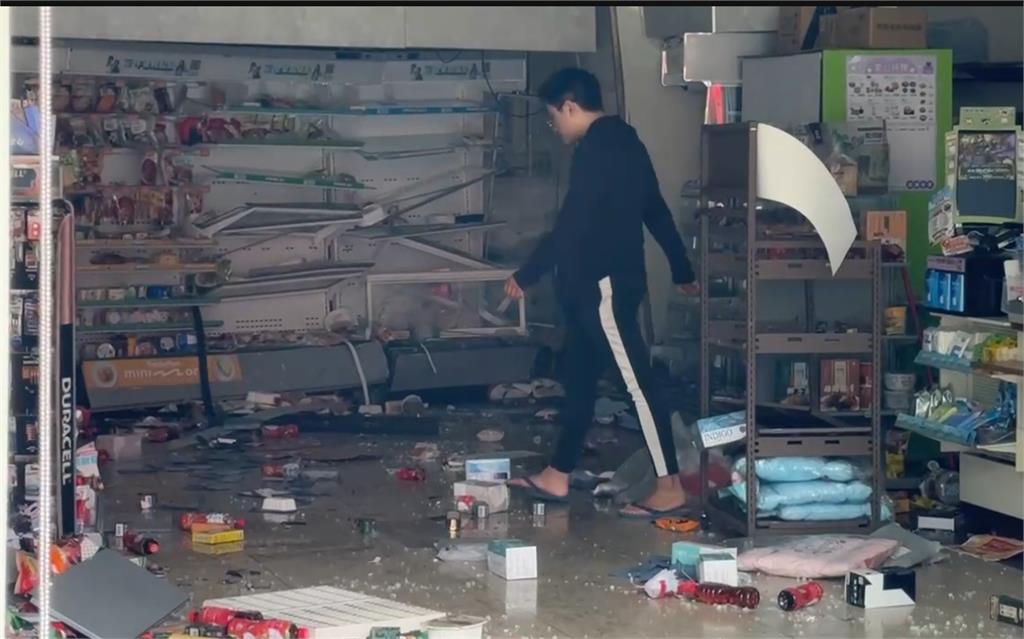 台南7旬婦載友開車直衝「撞進超商」!目擊者:大家「哀北叫母」快嚇死