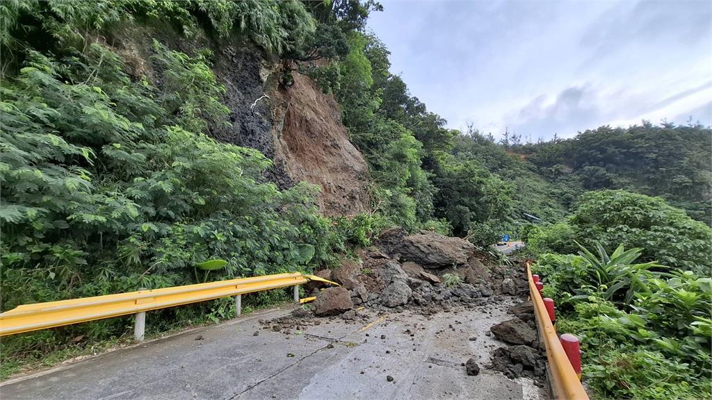 快新聞/大雨狂炸!國1苗栗路段8車連環撞1死 山區道路落石中斷