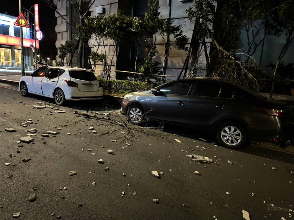 桃園豪宅社區「下磁磚雨」　路邊2車慘遭砸毀