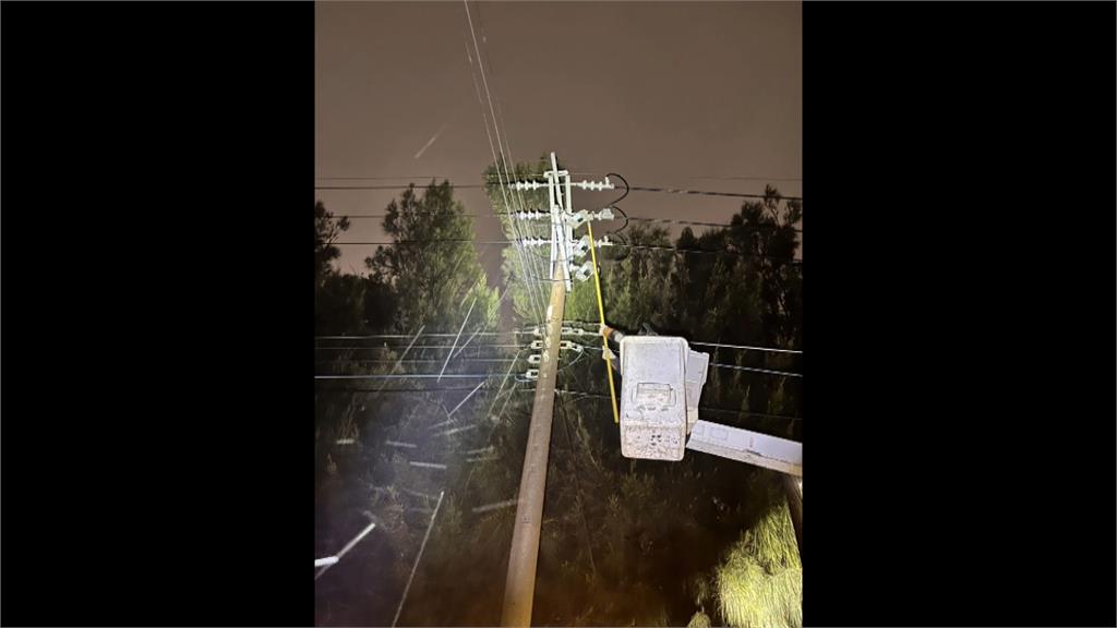 雨神狂炸台中海線！　梧棲逾８００戶大規模停電冒雨搶修