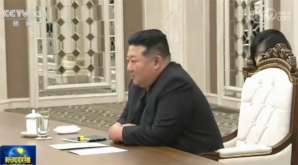 金正恩「1打9」中共官員！王滬寧「低頭寫筆記」畫面遭網笑：像在匯報工作