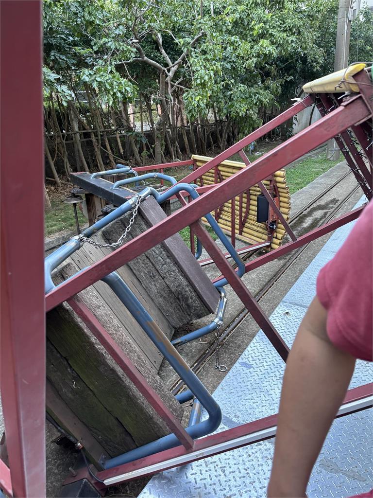 軌道上有石頭！　驚險翻車瞬間　一家4口搭知名小火車驚魂