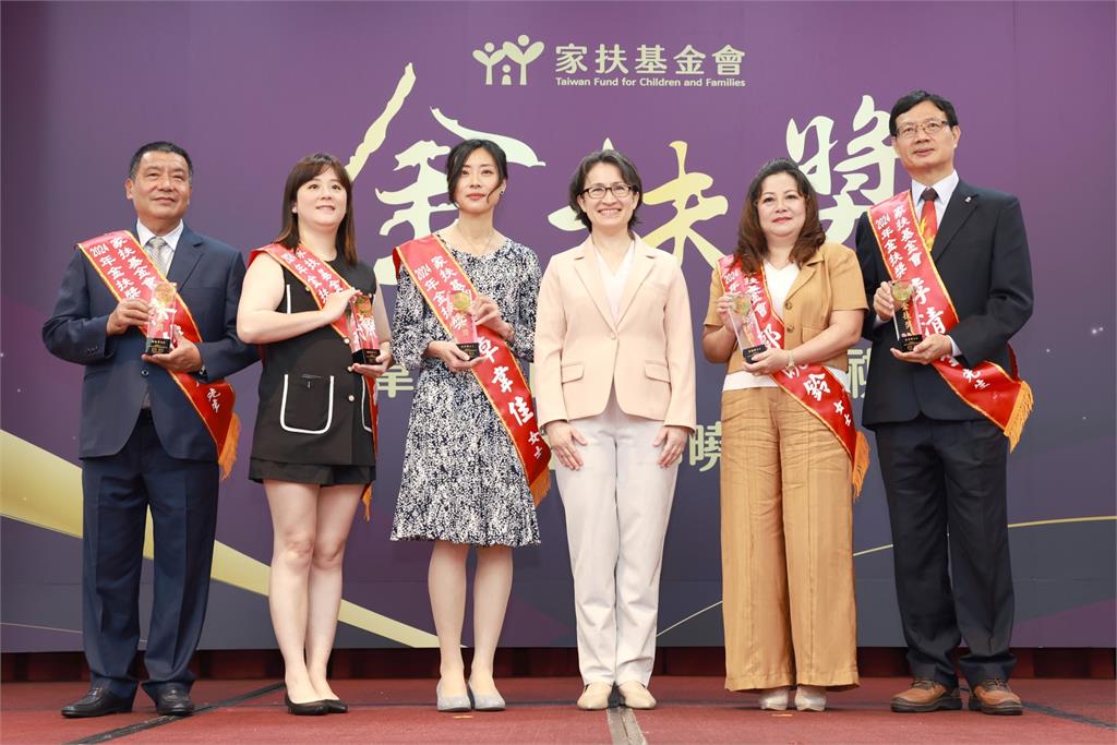 快新聞/讓良善力量持續循環 蕭美琴表揚金扶獎得主:兒少是國家最寶貴的資產