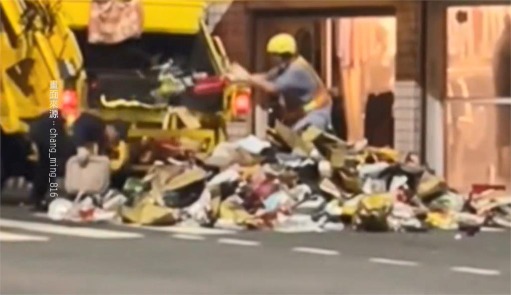 高雄苓雅垃圾車冒白煙 倒出垃圾找到禍首"鋰電池"