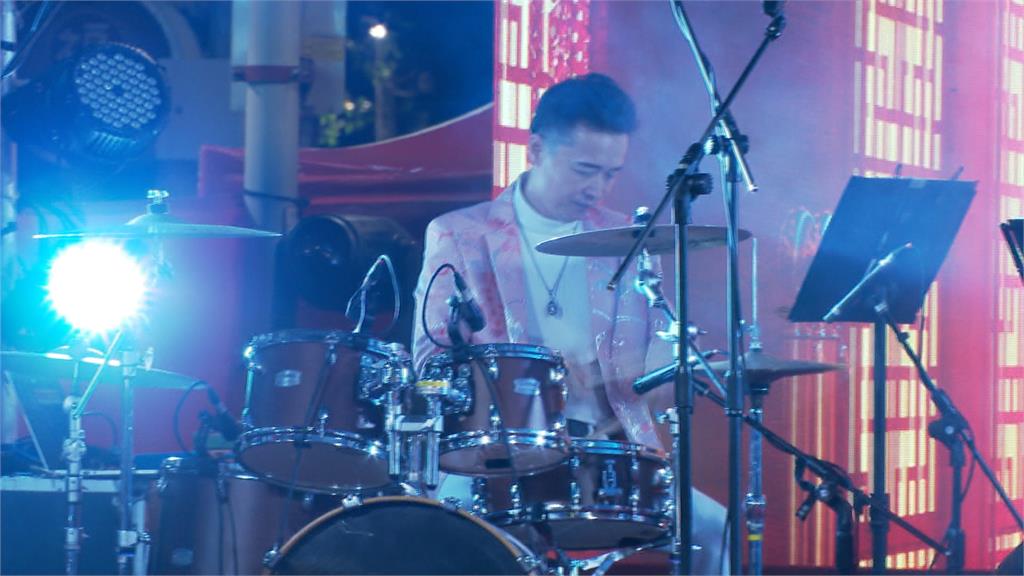 板橋過年最熱鬧！　慈惠宮邀藝人開唱　現場抽獎人潮爆棚