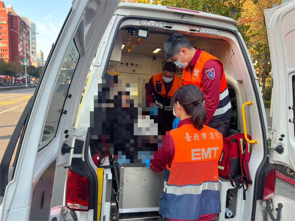 快新聞／北捷出狀況！女子列車內持剪刀問2人「這一事」　捷警隊緊急出動