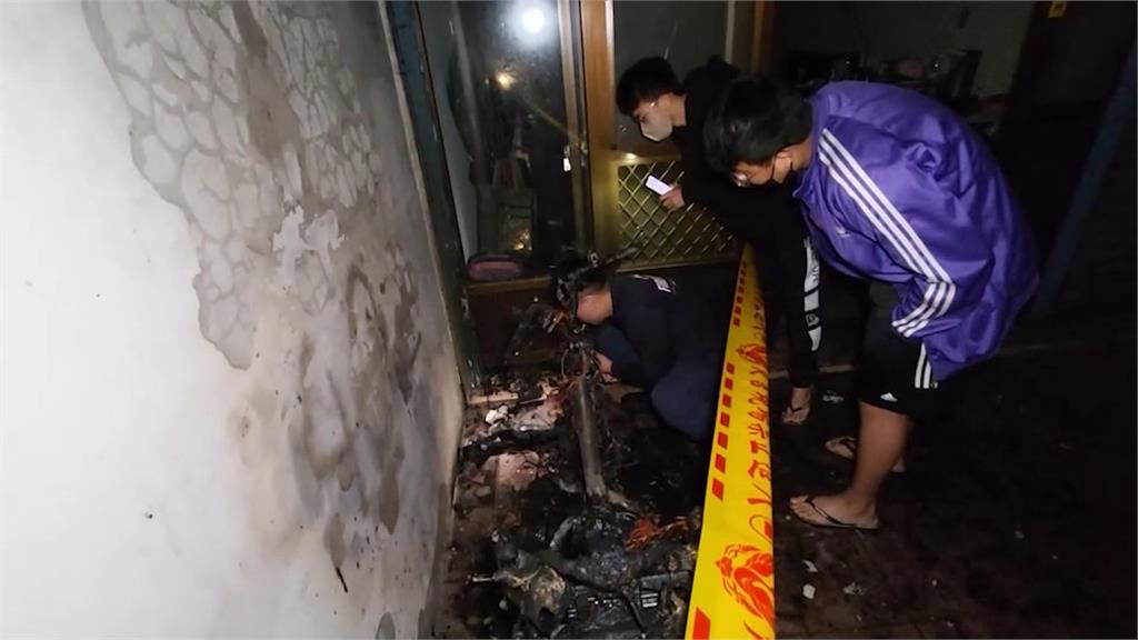 人為縱火? 騎樓機車起火燃燒 一旁有碎玻璃、燒毀的布料