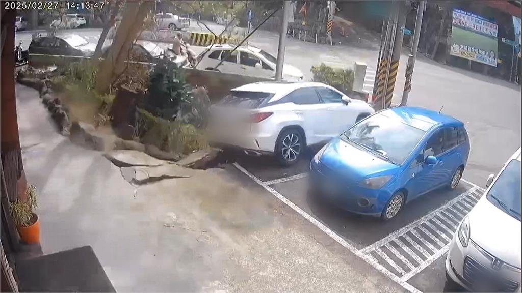 轟!新竹驚見近兩層樓高天坑 百萬轎車遭「吸入」洞中墜河床