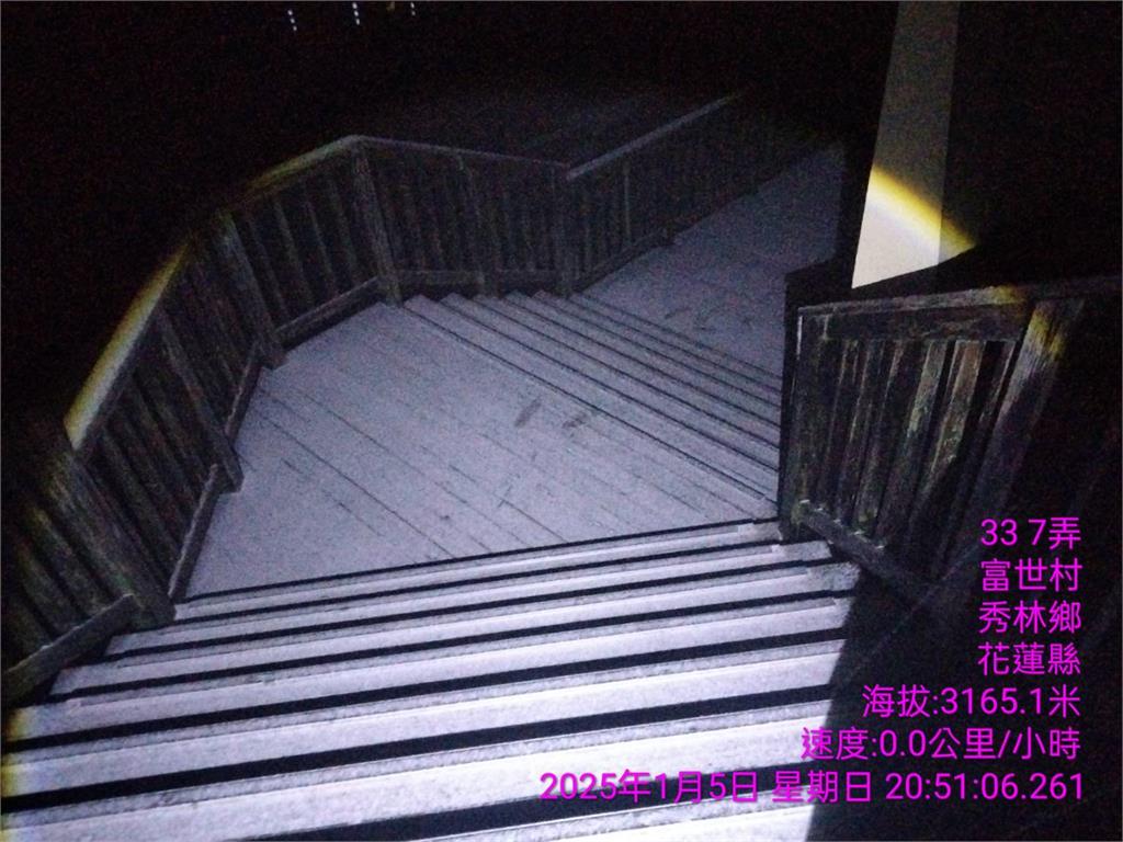 快新聞/下雪了!晚間合歡山開始降雪 公路局交管「車輛掛雪鍊」才能上山