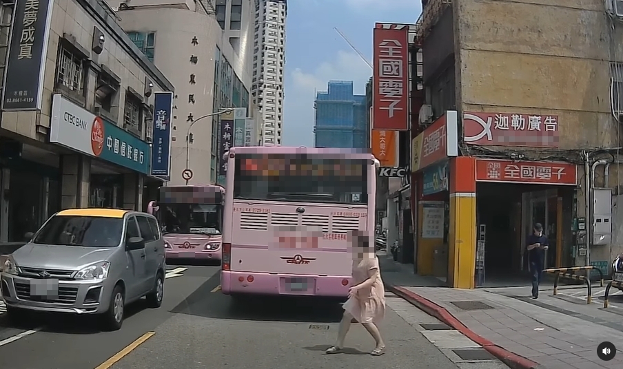 張震嶽救人事蹟再一樁！三寶婦不看車過馬路「險遭公車撞」驚險片曝光