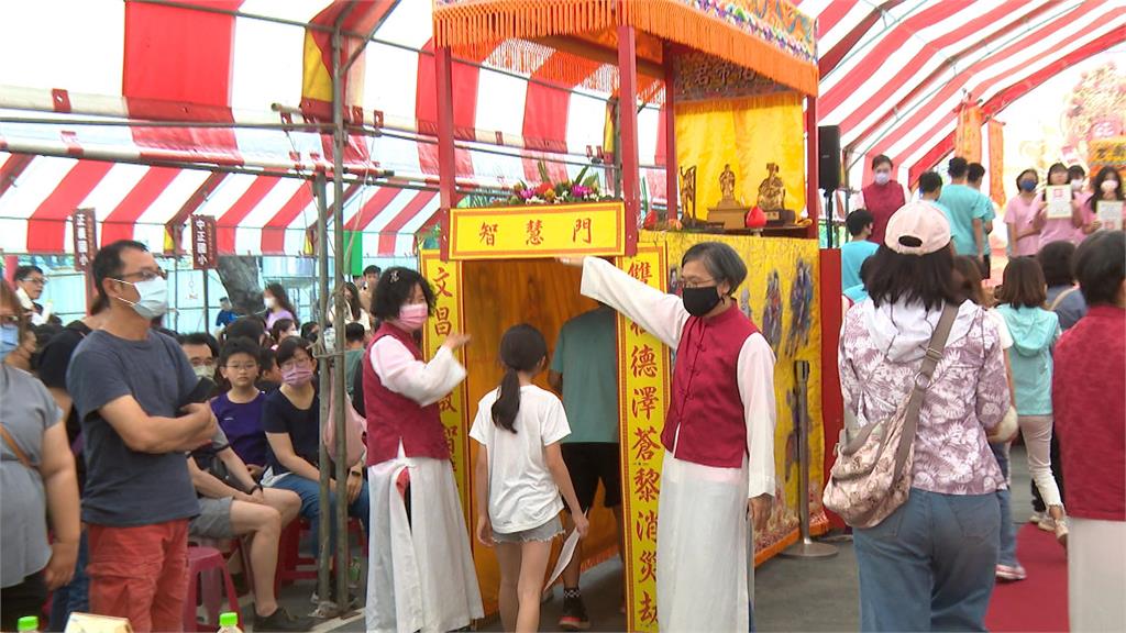高雄文昌文化藝術季登場 鎮南宮頒獎學金勉勵優良學子