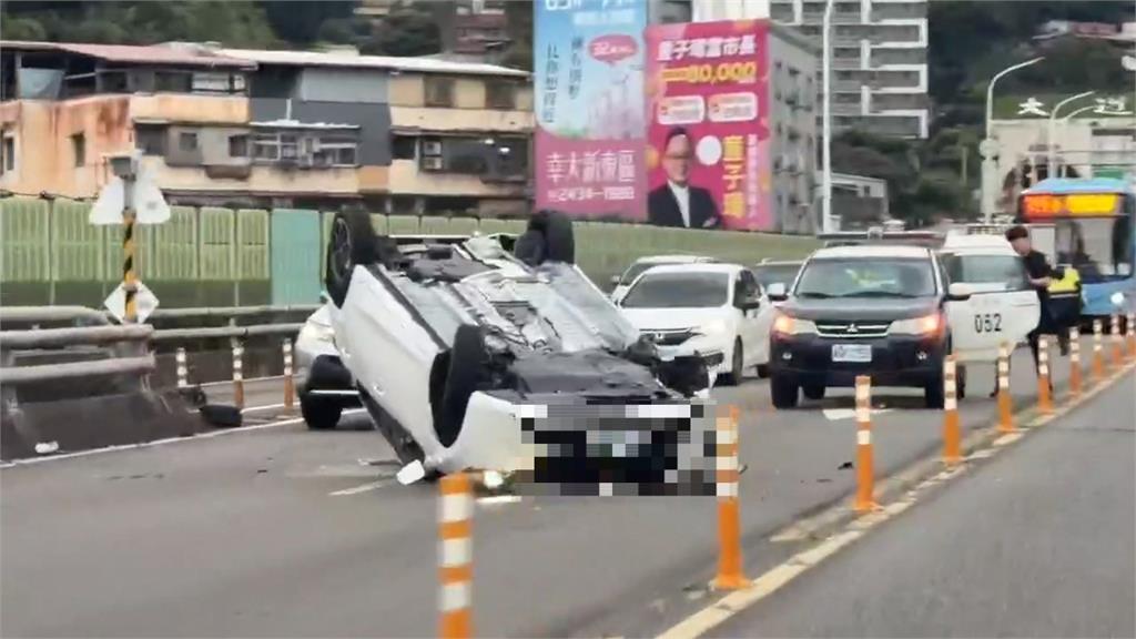 國道一號往基隆路段自撞分隔島翻覆 回堵1公里 車流塞爆