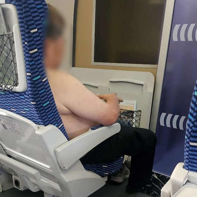 高鐵上胖大叔「脫光上衣」肥肉緊貼座位超噁!裸上身還嗆乘客悽慘下場曝