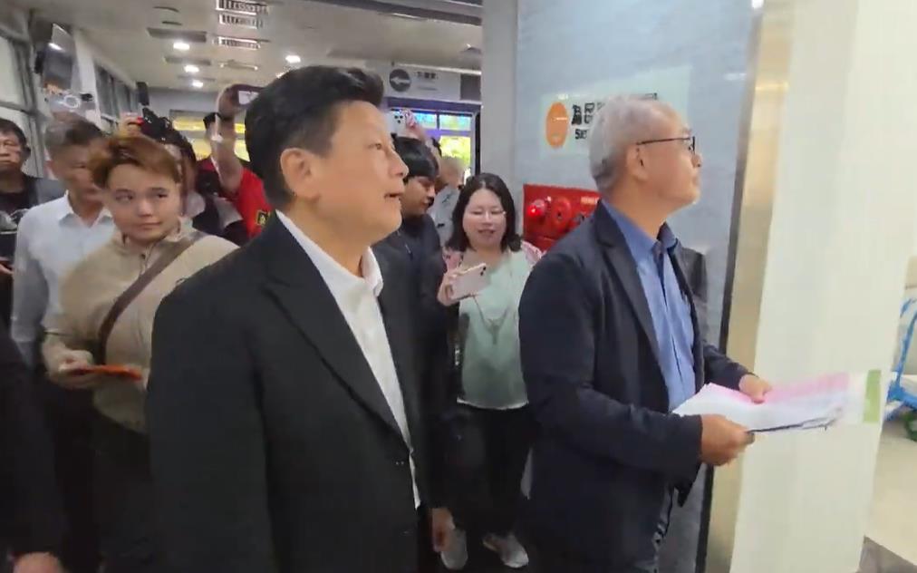 快新聞/桌子被踹好生氣!傅崐萁赴地檢申告 張峻霸氣嗆:為了災民被告值得