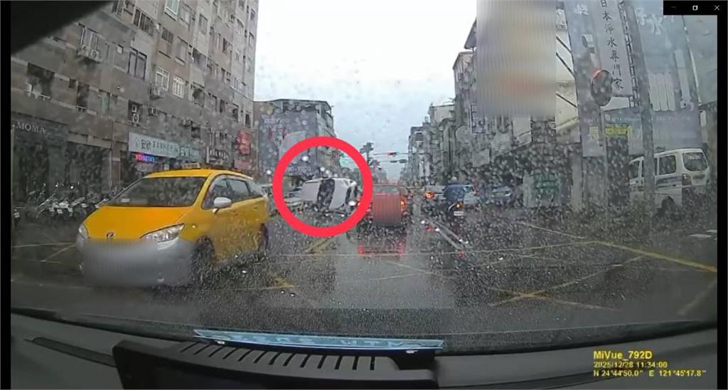快新聞／翻車瞬間曝光！宜蘭交通驚魂　小客車撞停等紅燈車