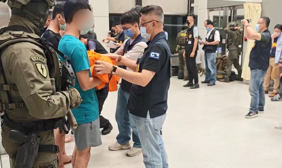 快新聞/103名台灣人在印尼涉詐被捕 刑事局押解11人晚間抵台