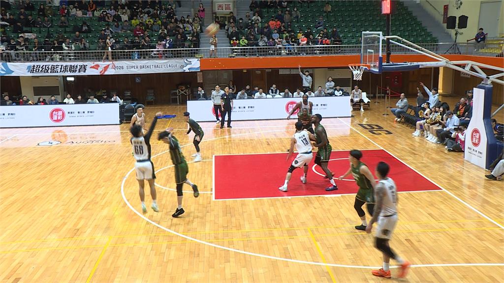 力挺基隆籃球! 黑鳶籃球隊主場首戰 謝國樑現身開球