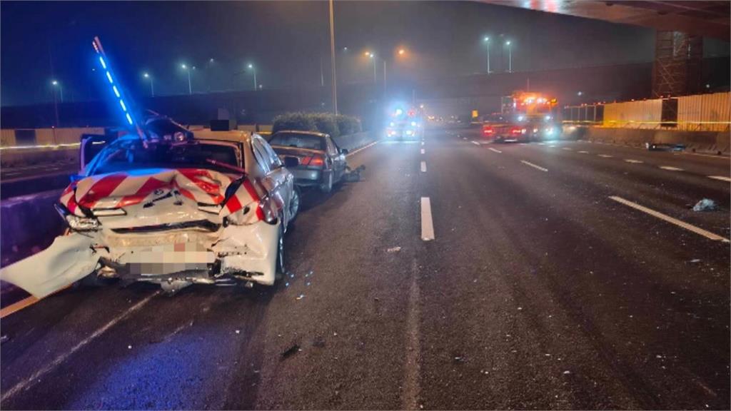 曳引車變道疑似沒抓好距離　轎車遭撞「90度旋轉」衝對向車道