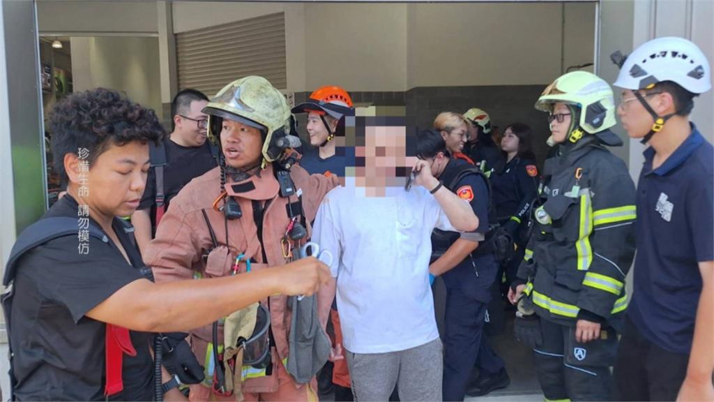 疑遭職場霸凌！男攀坐連鎖賣場頂樓牆沿　警消、家屬勸說　成功救援